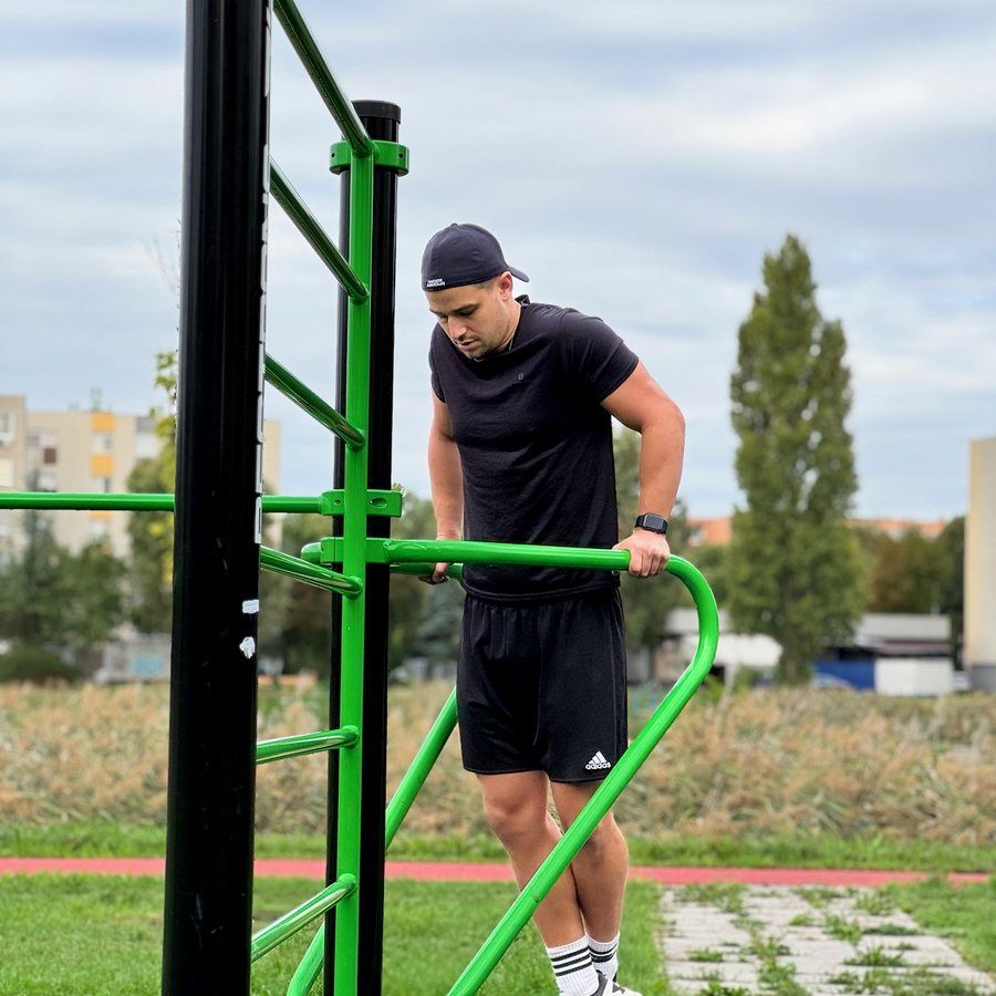 Tolódzkodás kültéri edzőparkban