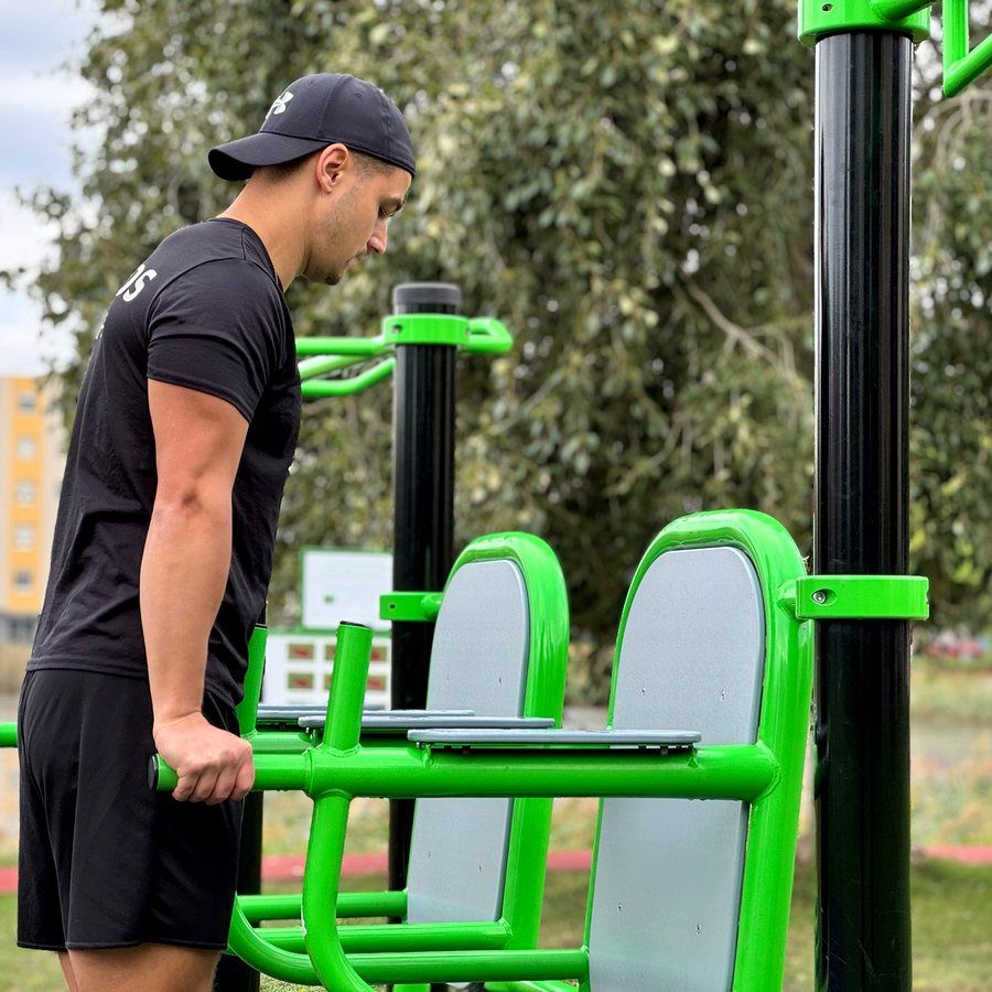 Kültéri tolódzkodó gép használat közben