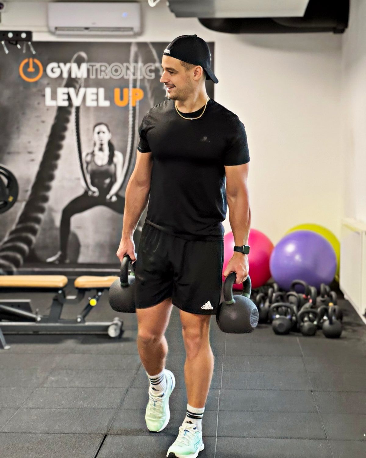 Zsédely Dávid személyi edző kettlebell-lel a győri Gymtronic teremben