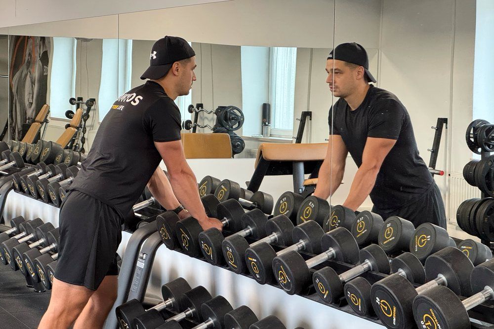 Személyi edzés súlyzókkal a Gymtronic teremben
